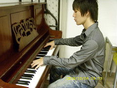彈鋼琴